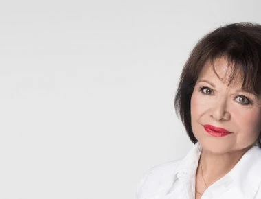 Πίτσα Παπαδοπούλου: Τραγούδησε μέσα στο τραμ ύστερα από παράκληση ενός επιβάτη (βίντεο)